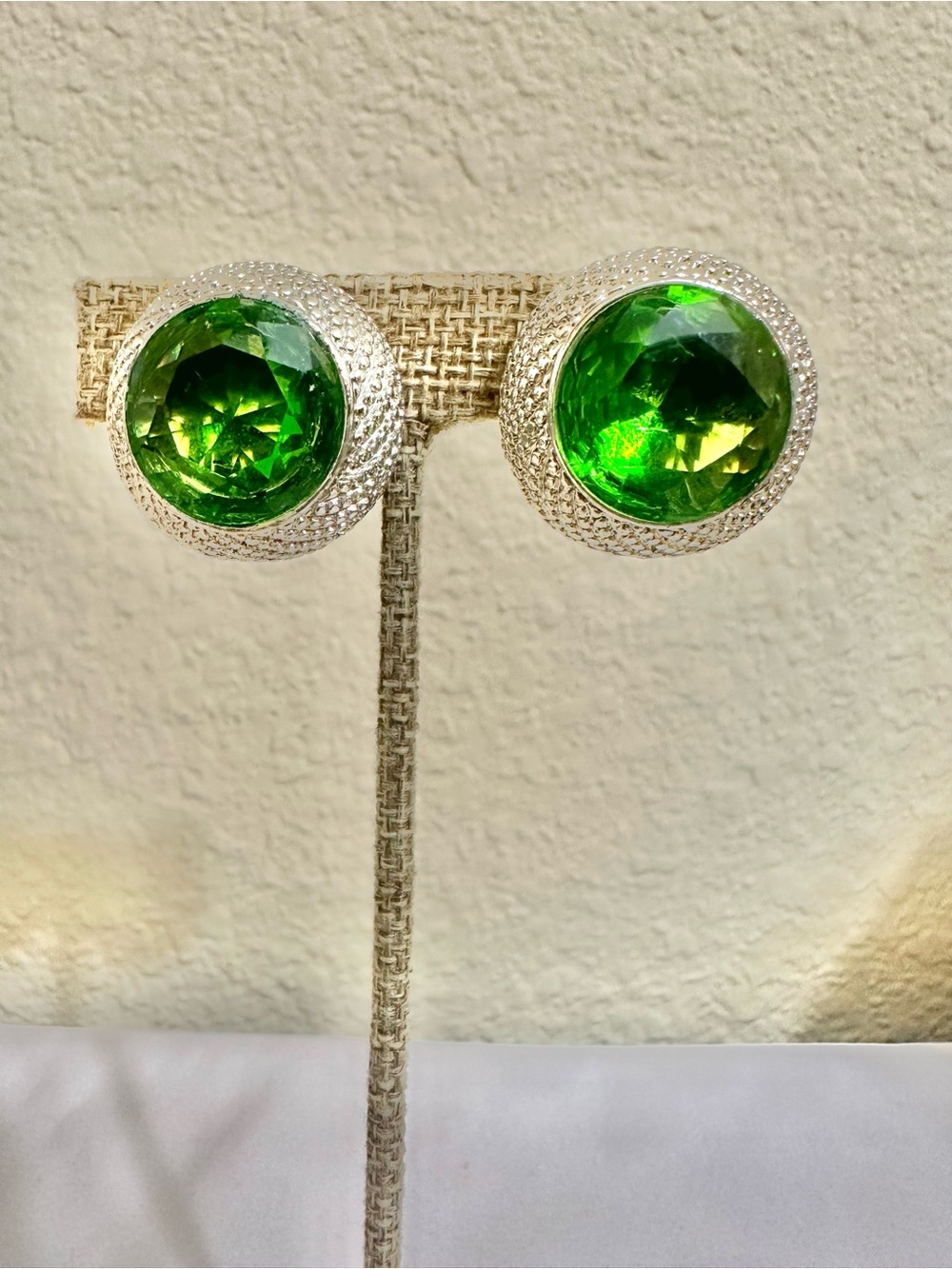 Stunning Vintage Silver Plated Green Crystal Dome Stud Earrings (Mod Weight)
